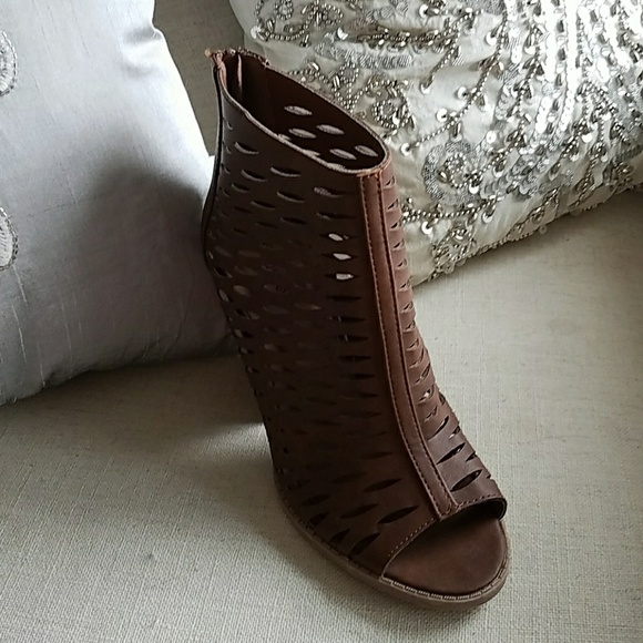 Brand new high heels - Picture 2 of 4